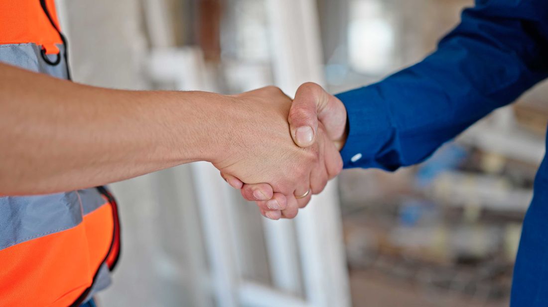 Builder and client shaking hands on the deal